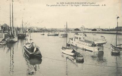 CPA FRANCE 85 "Les Sables d'Olonne, vue générale du port" / BATEAU
