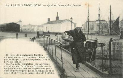 CPA FRANCE 85 "Les Sables d'Olonne, quai et écluse des bassins"