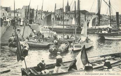 CPA FRANCE 85 "Les Sables d'Olonne, embarquement pour la Chaume"