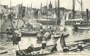 85 Vendee CPA FRANCE 85 "Les Sables d'Olonne, embarquement pour la Chaume"