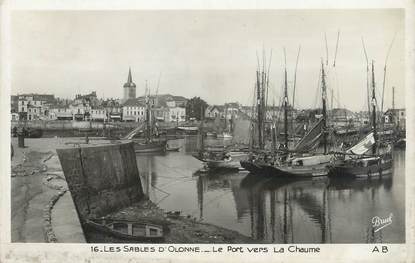CPSM FRANCE 85 "Les Sables d'Olonne, le port vers la Chaume" / BATEAU