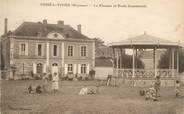 53 Mayenne / CPA FRANCE 53 "Cossé le Vivien, le kiosque et école communale" / ENFANTS