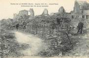 59 Nord / CPA FRANCE 59 "Ruines de la Bassée, Grand Place, enlèvement des fils barbelés"