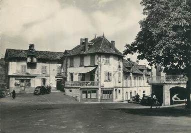 / CPSM FRANCE 15 "Raulhac, la place et l'hôtel Nabrin"