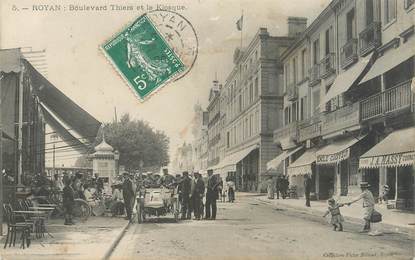 / CPA FRANCE 17 "Royan, boulevard Thiers et le kiosque"