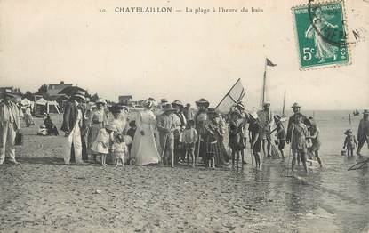 / CPA FRANCE 17 "Chatelaillon, la plage à l'heure du bain"