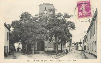 / CPA FRANCE 17 "La Flotte, l'église et la grande rue"