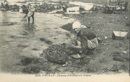 / CPA FRANCE 17 "Fouras, Pêcheuse d'huitres"