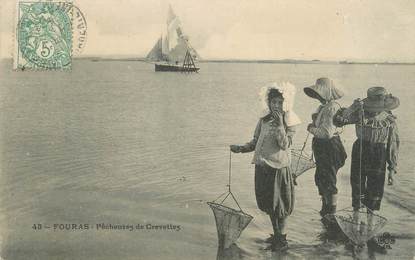 / CPA FRANCE 17 "Fouras, Pêcheuse de crevettes"