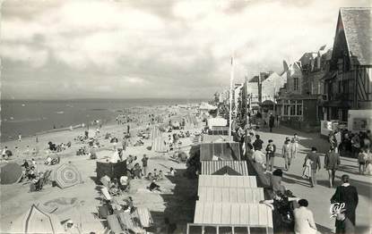 / CPSM FRANCE 14 "Saint Aubin sur Mer, la plage et la digue"