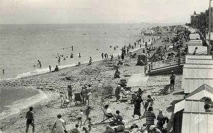 / CPSM FRANCE 14 "Saint Aubin sur Mer, vue générale sur la plage"