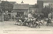 13 Bouch Du Rhone CPA FRANCE 13 " Saintes Maries de la Mer, arrivée des taureaux conduit par les Gardians "