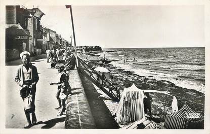 / CPSM FRANCE 14 "Saint Aubin sur Mer, la plage et la digue "