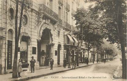 / CPA FRANCE 03 "Vichy, international Hôtel et rue Maréchal Foch"