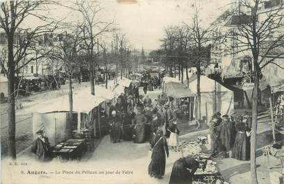 / CPA FRANCE 49 "Angers, la place du Pélican un jour de foire"