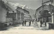 74 Haute Savoie CPA FRANCE 74 "Chamonix, rue nationale et le Mont Blanc"