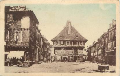 CPA FRANCE 46 " Saint Céré, place de l'hôtel de ville "