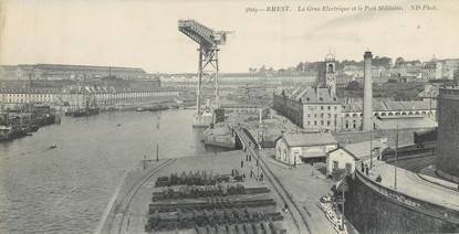 CPA PANORAMIQUE 29 "Brest, la grue Electrique et le port militaire"