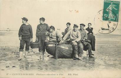 CPA FRANCE 80 "Cayeux sur Mer, pêcheurs attendant le flot"