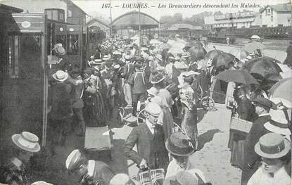 / CPA FRANCE 65 " Lourdes, les brancardiers descendant les malades"