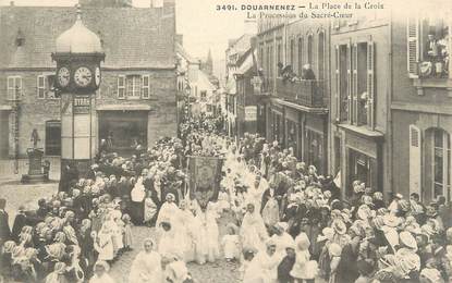 CPA FRANCE 29 "Douarnenez, la place de la Croix, procession"