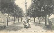 33 Gironde CPA FRANCE 33 "Le Bouscat La Vache, la statue de la République sur la place Prado"