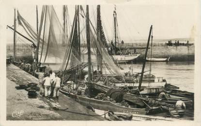 CPSM FRANCE 29 "Douarnenez, arrivée des bateaux de pêche"