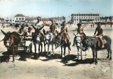 CPSM FRANCE 85 "Saint Jean de Monts, promenade sur la plage" / ANE