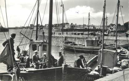 CPSM FRANCE 85 "Saint Gilles Croix de Vie, le port, arrivée d'un sardinier" / PECHE