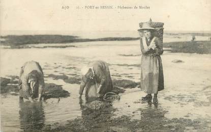 CPA FRANCE 14 "Port en Bessin, pêcheuses de Moules"