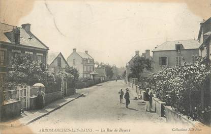 CPA FRANCE 14 "Arromanches Les Bains, la rue de Bayeux"