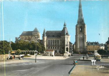 CPSM FRANCE 35 "Redon, l'hôtel de ville et la tour Romane"