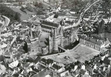 CPSM FRANCE 35 "Vitré, vue aérienne, le château, la grande place"