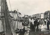 14 Calvado CPSM FRANCE 14 "Trouville, la reine des Plages, les quais et bateaux de pêche"