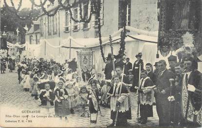 CPA FRANCE 44 "Guérande, la fête Dieu, le groupe des enfants"