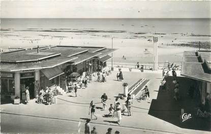 CPSM FRANCE 14 "Luc sur Mer, descente de la plage et l'horloge"