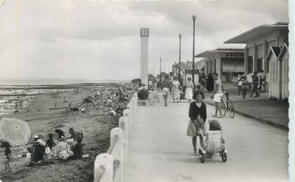 CPSM FRANCE 14 "Luc sur Mer, la digue et la plage"