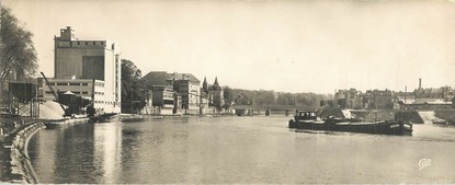 CPSM PANORAMIQUE FRANCE 77 "Melun, la Seine et les Docks"