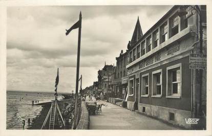 CPSM FRANCE 14 "Saint Aubin sur Mer, la digue promenade"