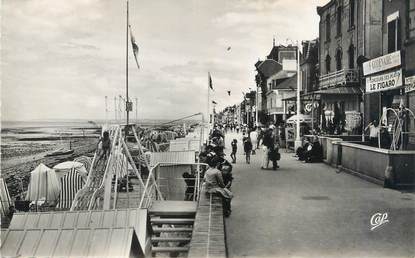 CPSM FRANCE 14 "Saint Aubin sur Mer, la promenade de la digue"