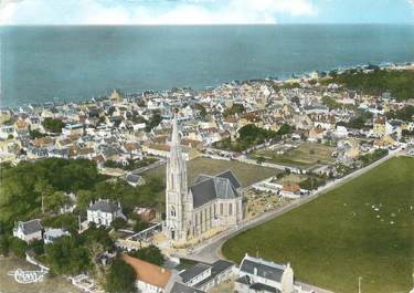 CPSM FRANCE 14 "Saint Aubin sur Mer, vue générale, l'église et la mer"
