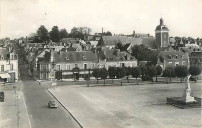 CPSM FRANCE 72 "Chateau du Loir, place de l'hôtel de ville et l''église"