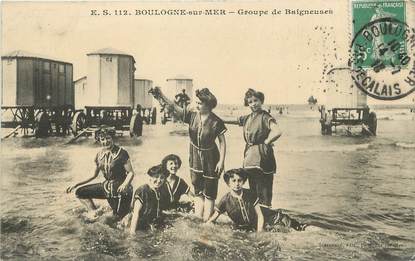 / CPA FRANCE 62 "Boulogne sur Mer, groupe de baigneuses"