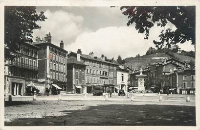 CPSM FRANCE 38 "Voiron, place Maréchal Pétain"