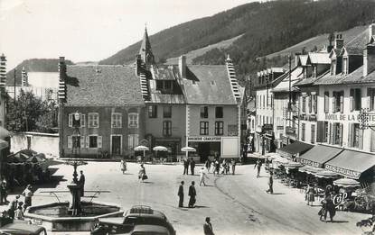 CPSM FRANCE 38 "Villard de Lans, place de la libération et les hôtels"