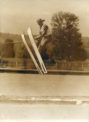 PHOTO DE PRESSE / THEME SPORT "Ski Nautique, HANSLUWKA championne du monde de saut à Vichy (03) "