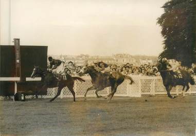 PHOTO ORIGINALE / PHOTO DE PRESSE / SPORT "Hippisme, Prix du Jockey Club à Chantilly"