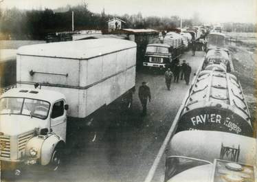 PHOTO ORIGINALE / PHOTO DE PRESSE / FRANCE 71 "Varennes les Macon, 1963, les barrières de Degel sur la route Paris Lyon"
