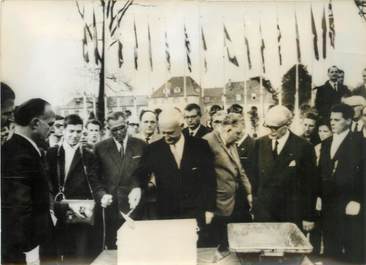 PHOTO ORIGINALE / PHOTO DE PRESSE / SOCIETE "Pose de la 1ere pierre du Palais des Droits de l'Homme"