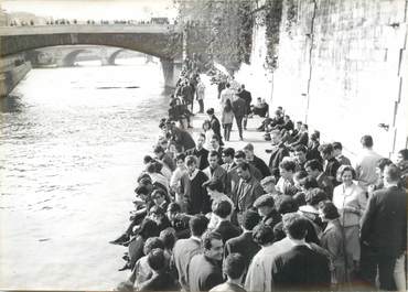 PHOTO ORIGINALE / PHOTO DE PRESSE / SOCIETE "Affluence de touristes à Paris, L'Ile de la Cité"